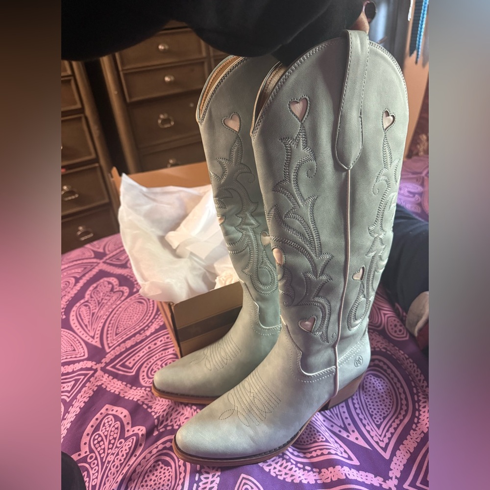 Redtop cowgirl boots. Blue color. Heart shaped detail. Side zipper. *NEVER WORN